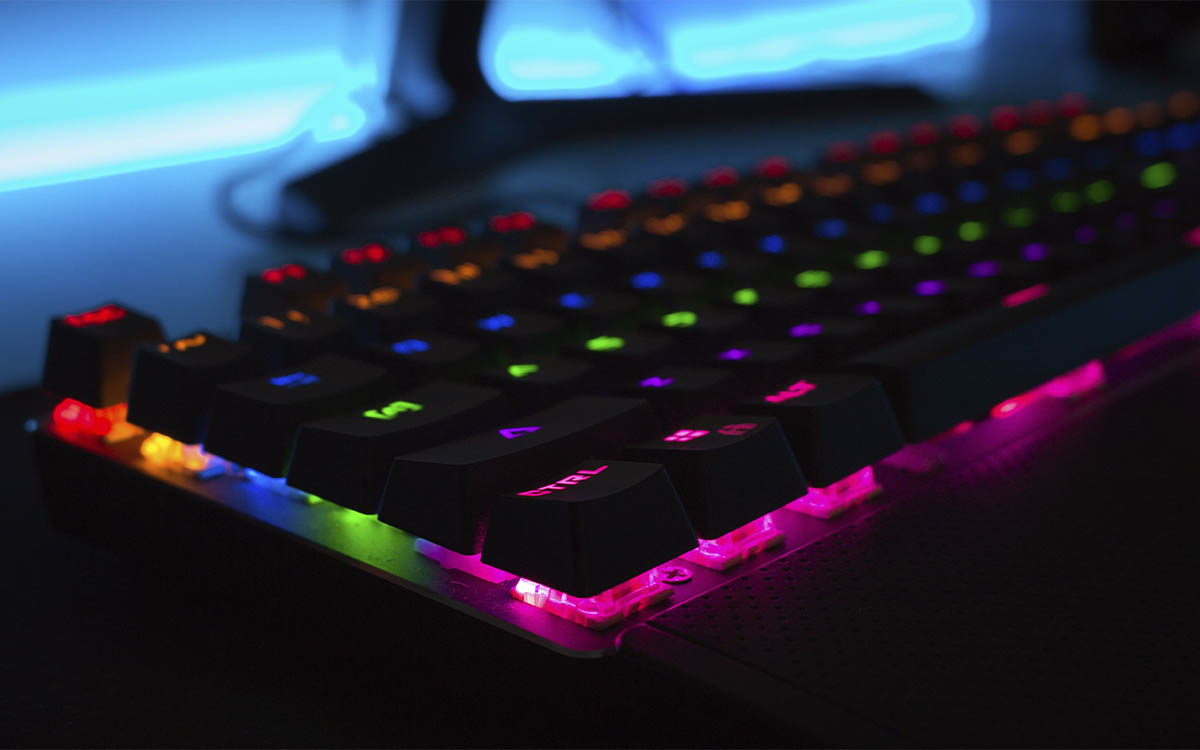 Teclado para jogos digitação de computador isolada em branco