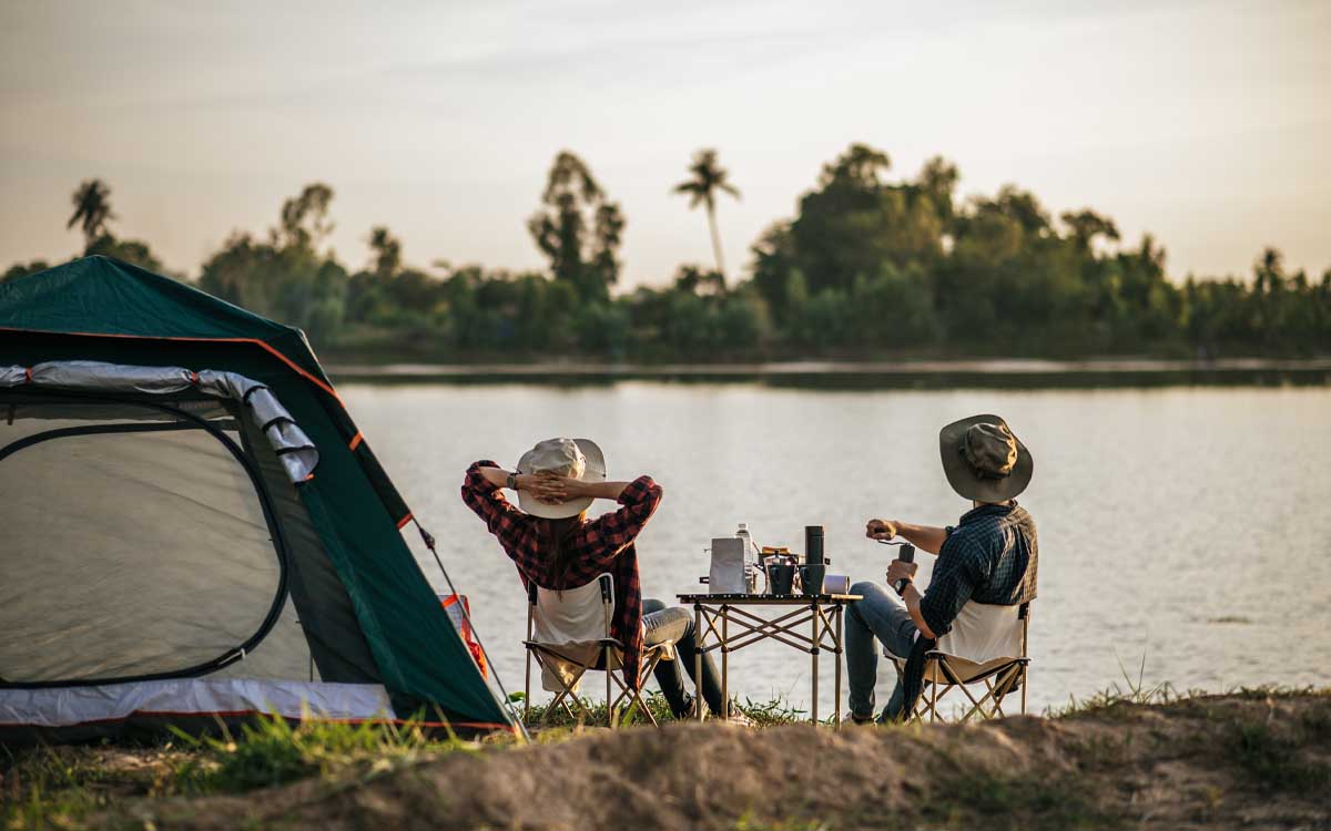 Jogo de tabuleiro de dados de acampamento preto e branco de verão