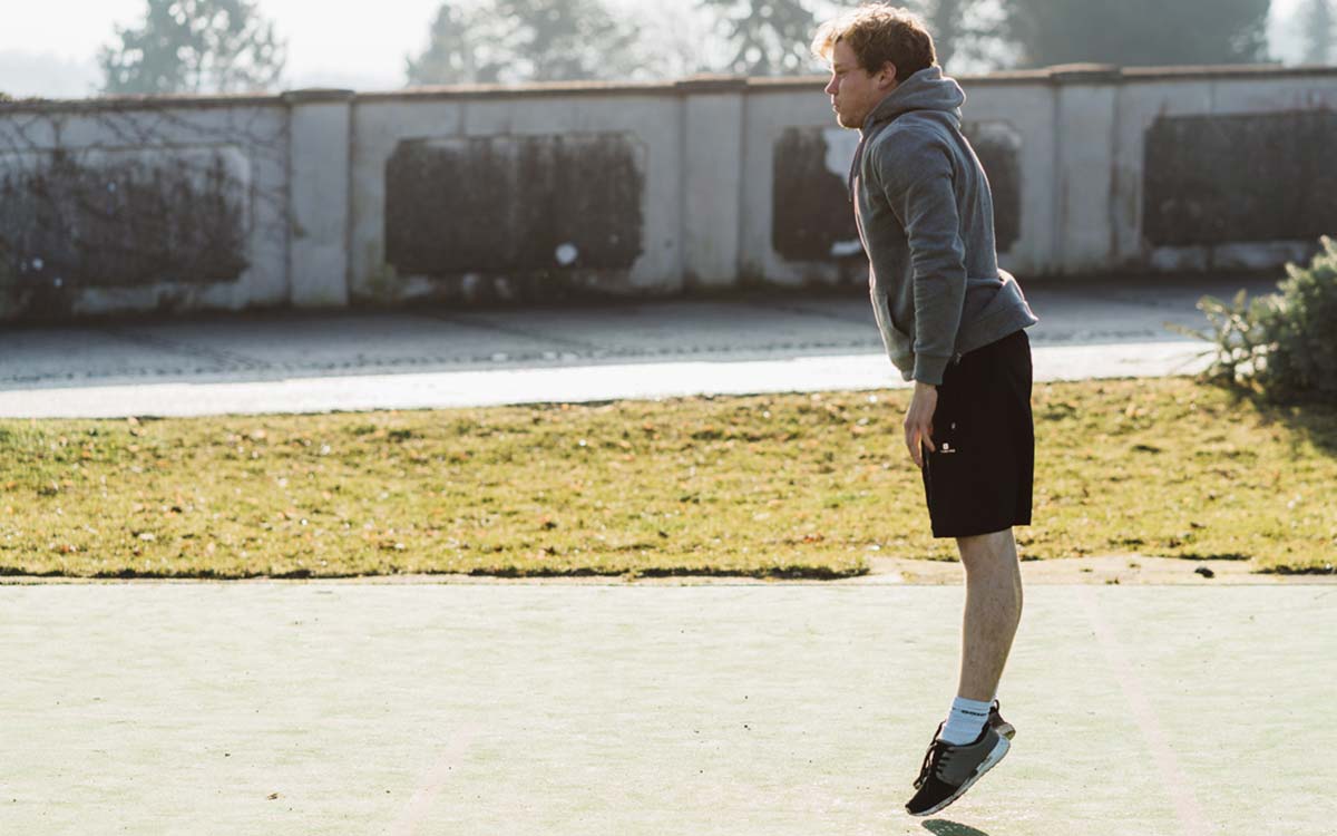 Pessoa a fazer burpees