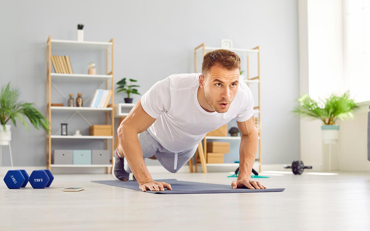 Pessoa a fazer flexões