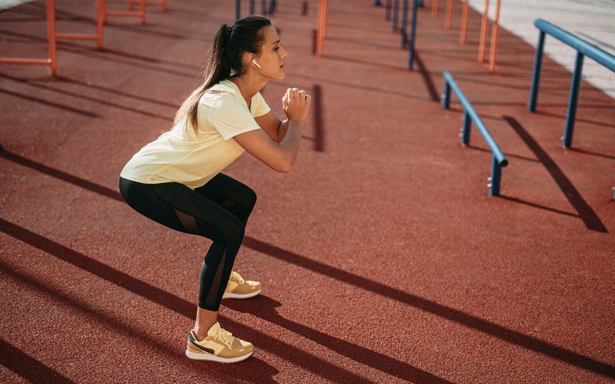 Pessoa a fazer agachamentos